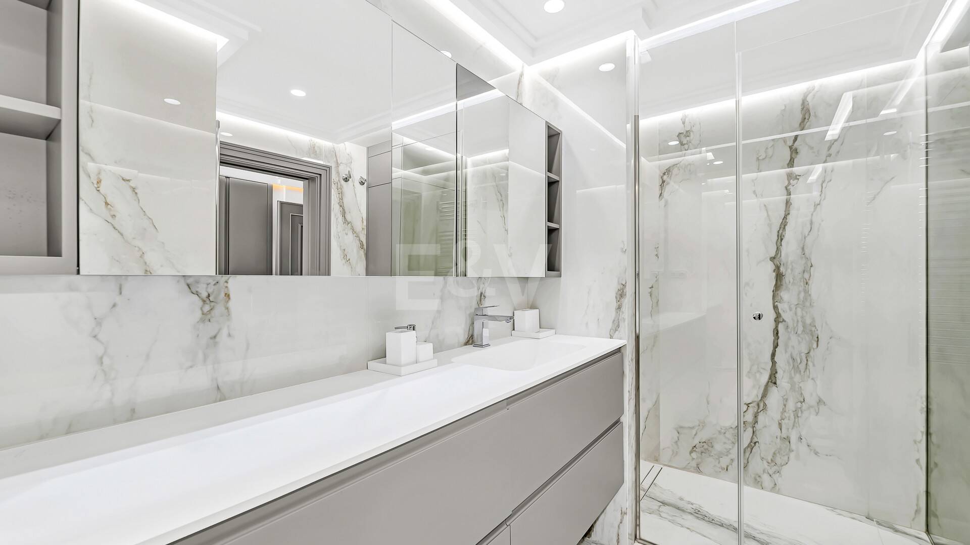 Luxurious Beachfront Apartment in the Prestigious Urbanisation Mare Nostrum