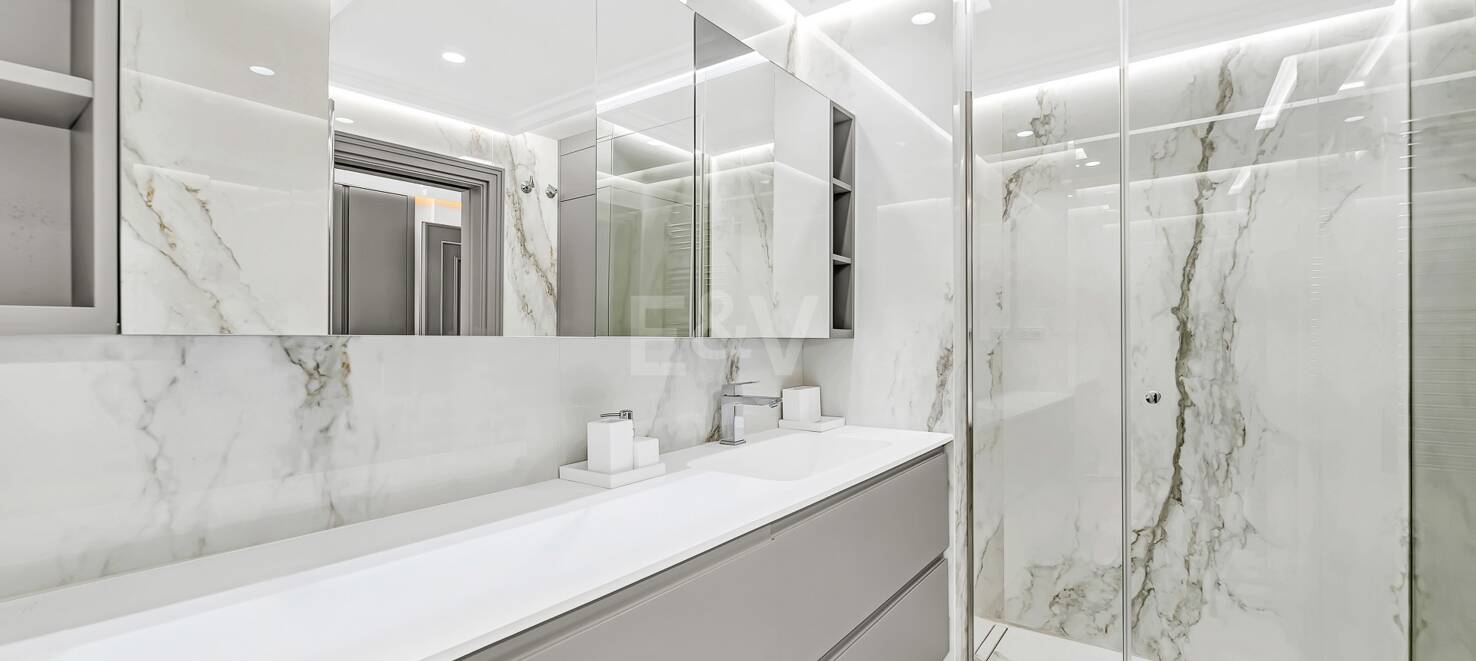 Luxurious Beachfront Apartment in the Prestigious Urbanisation Mare Nostrum