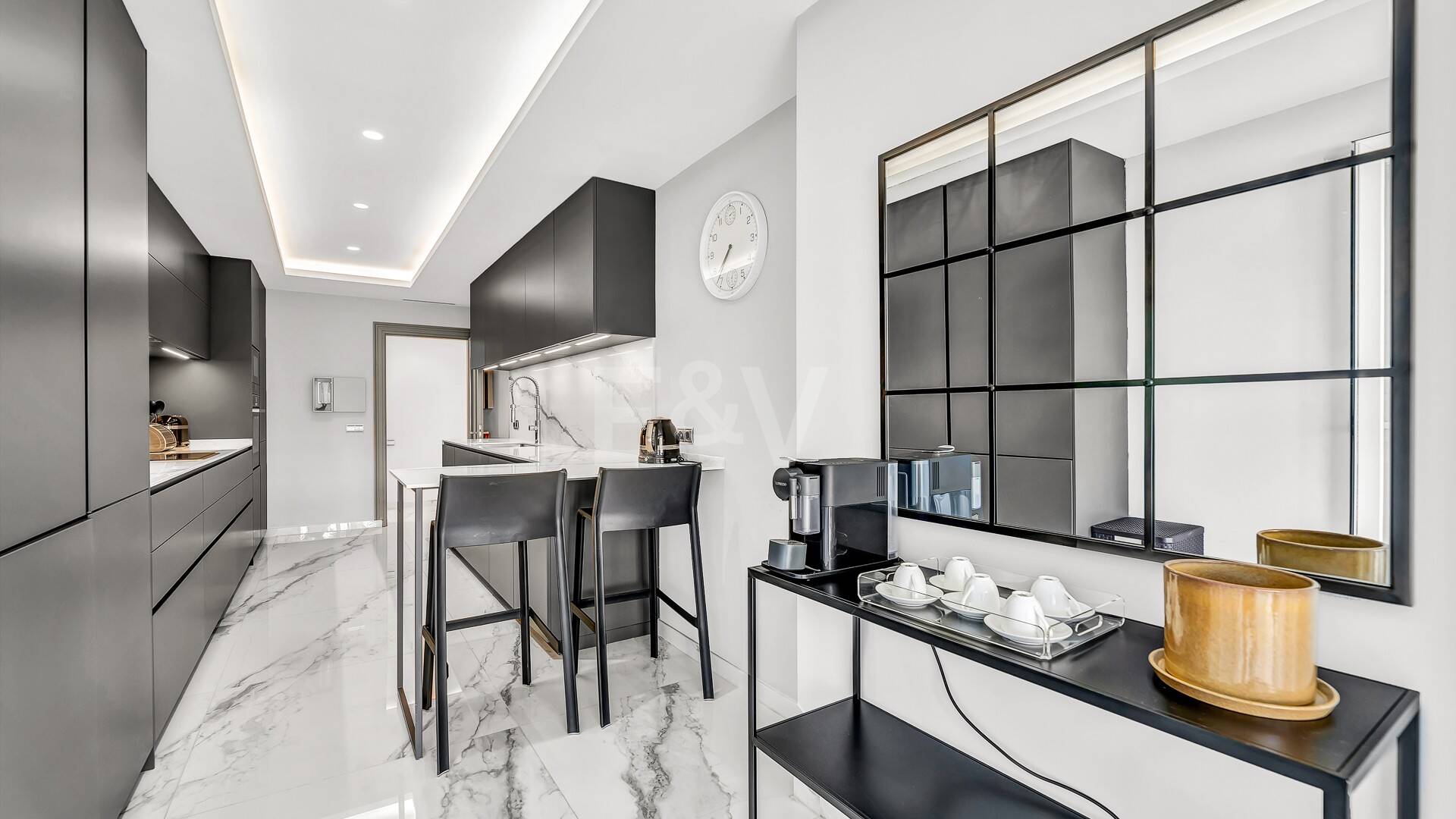 Luxurious Beachfront Apartment in the Prestigious Urbanisation Mare Nostrum