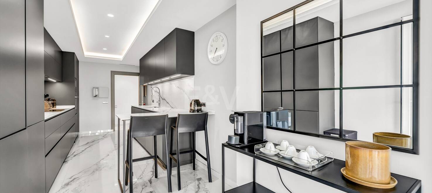 Luxurious Beachfront Apartment in the Prestigious Urbanisation Mare Nostrum