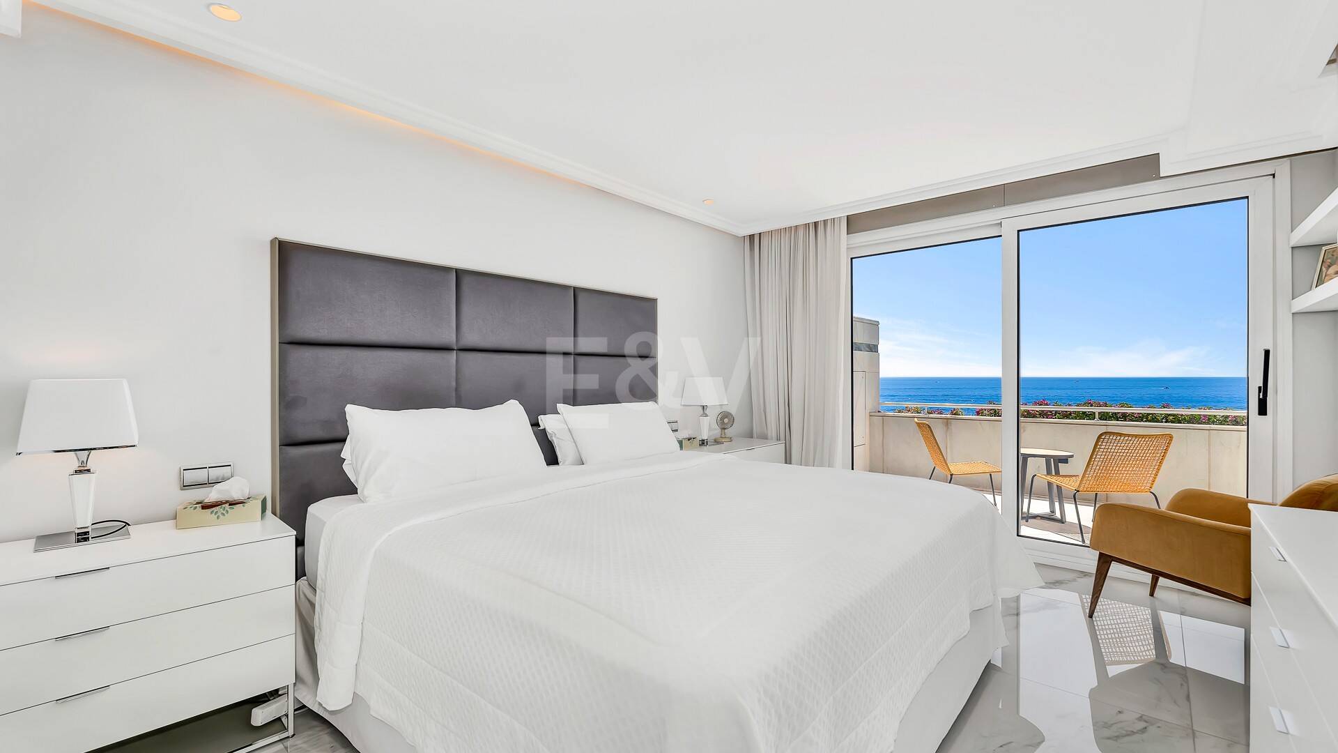 Luxurious Beachfront Apartment in the Prestigious Urbanisation Mare Nostrum