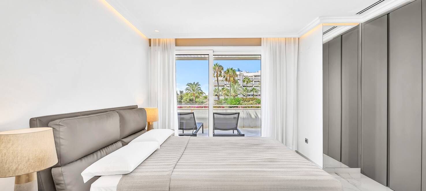 Luxurious Beachfront Apartment in the Prestigious Urbanisation Mare Nostrum