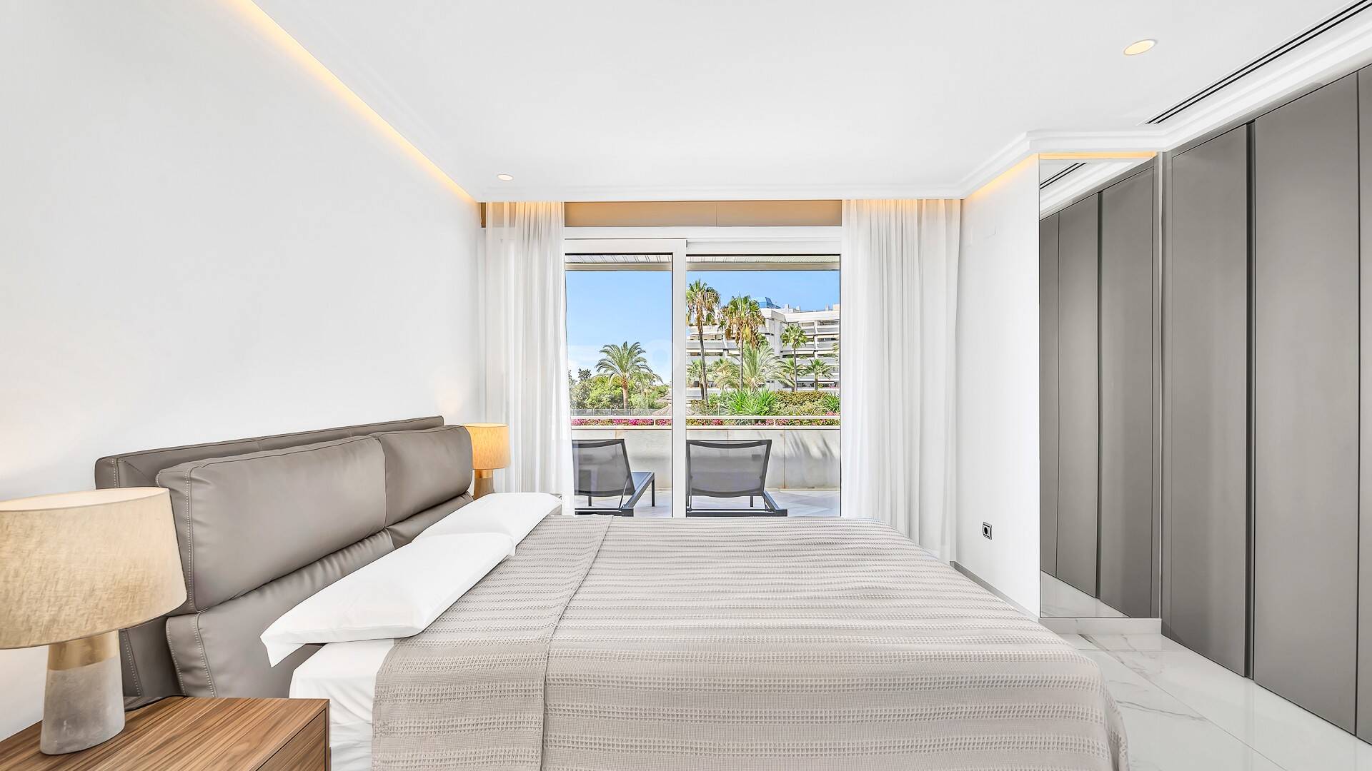 Luxurious Beachfront Apartment in the Prestigious Urbanisation Mare Nostrum