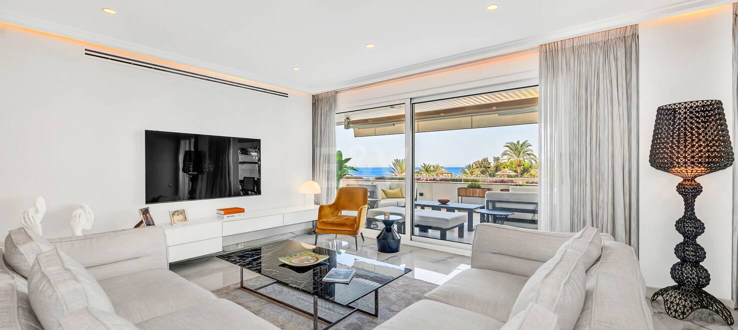 Luxurious Beachfront Apartment in the Prestigious Urbanisation Mare Nostrum