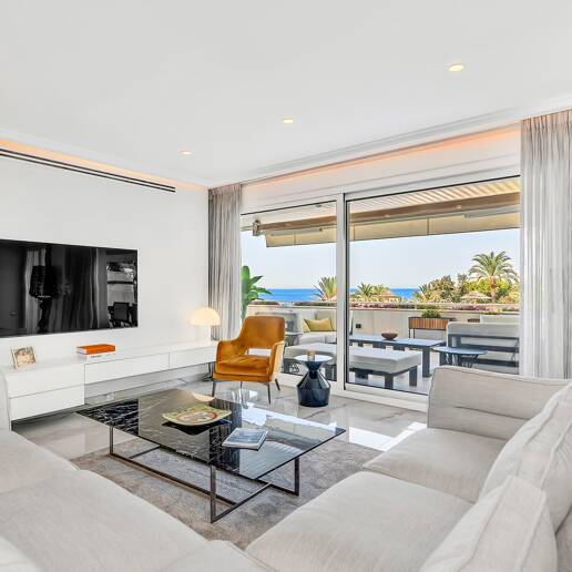 Luxurious Beachfront Apartment in the Prestigious Urbanisation Mare Nostrum