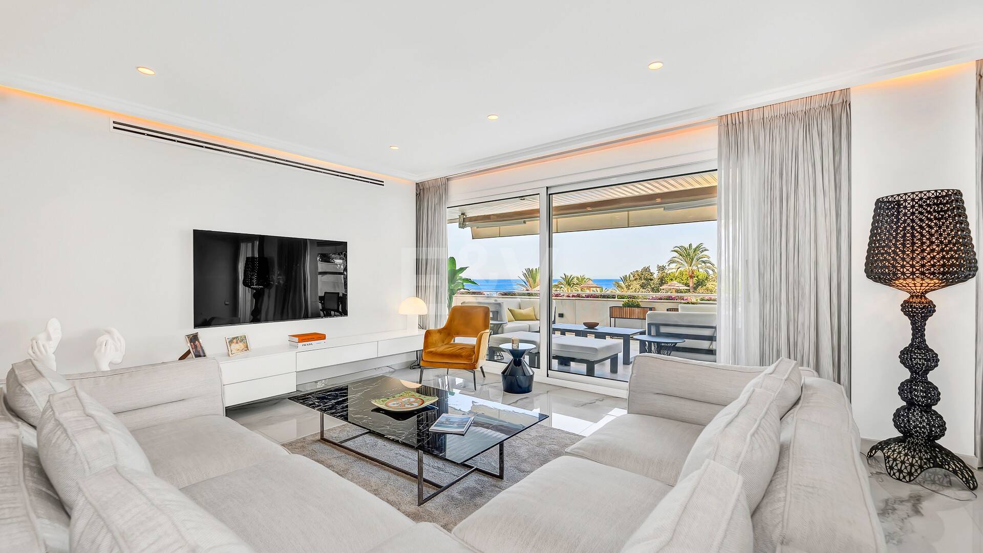 Luxurious Beachfront Apartment in the Prestigious Urbanisation Mare Nostrum