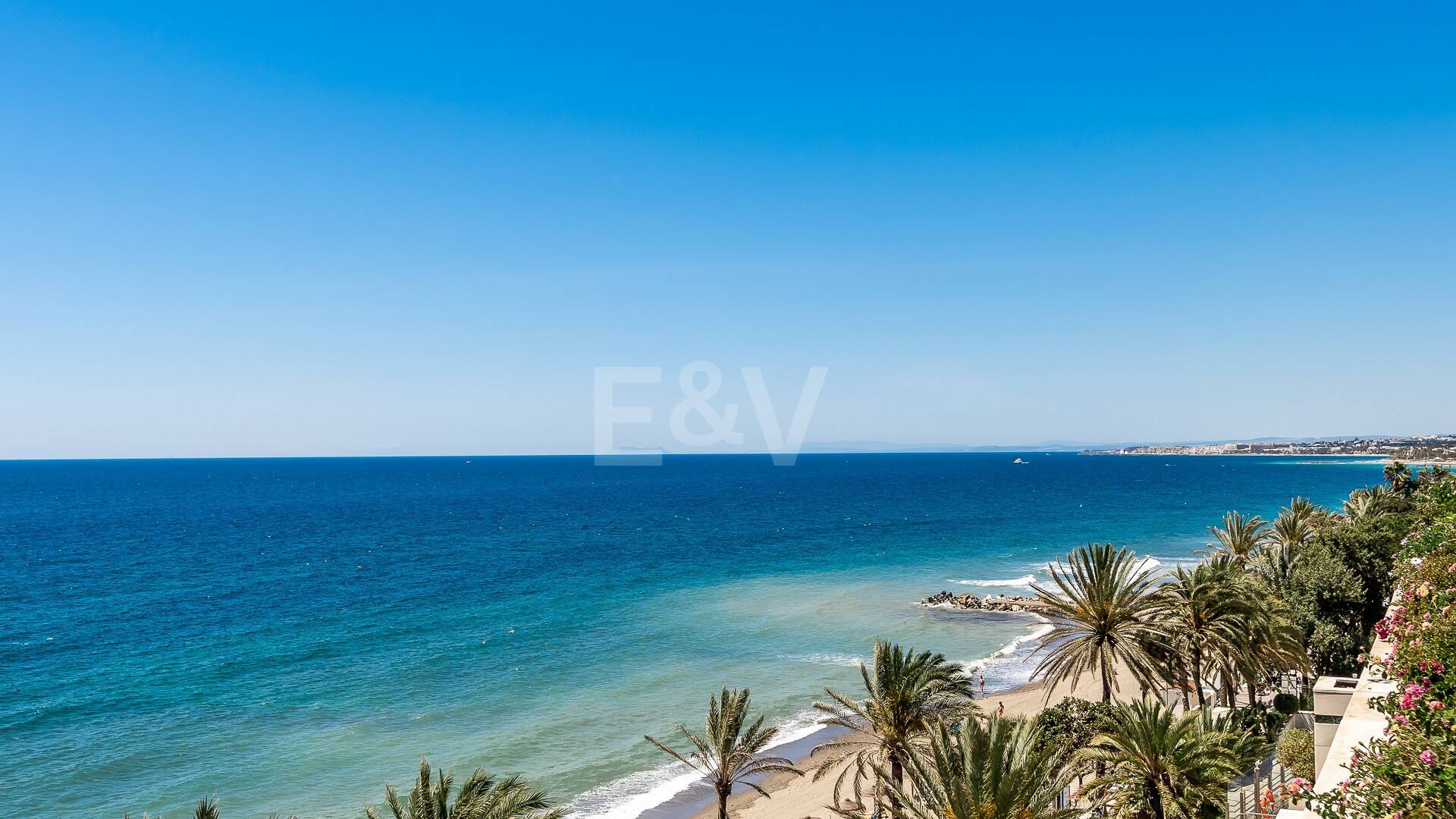 Luxurious Beachfront Apartment in the Prestigious Urbanisation Mare Nostrum