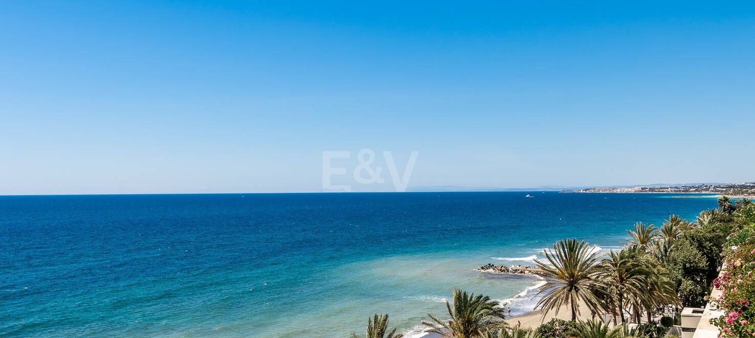 Luxurious Beachfront Apartment in the Prestigious Urbanisation Mare Nostrum