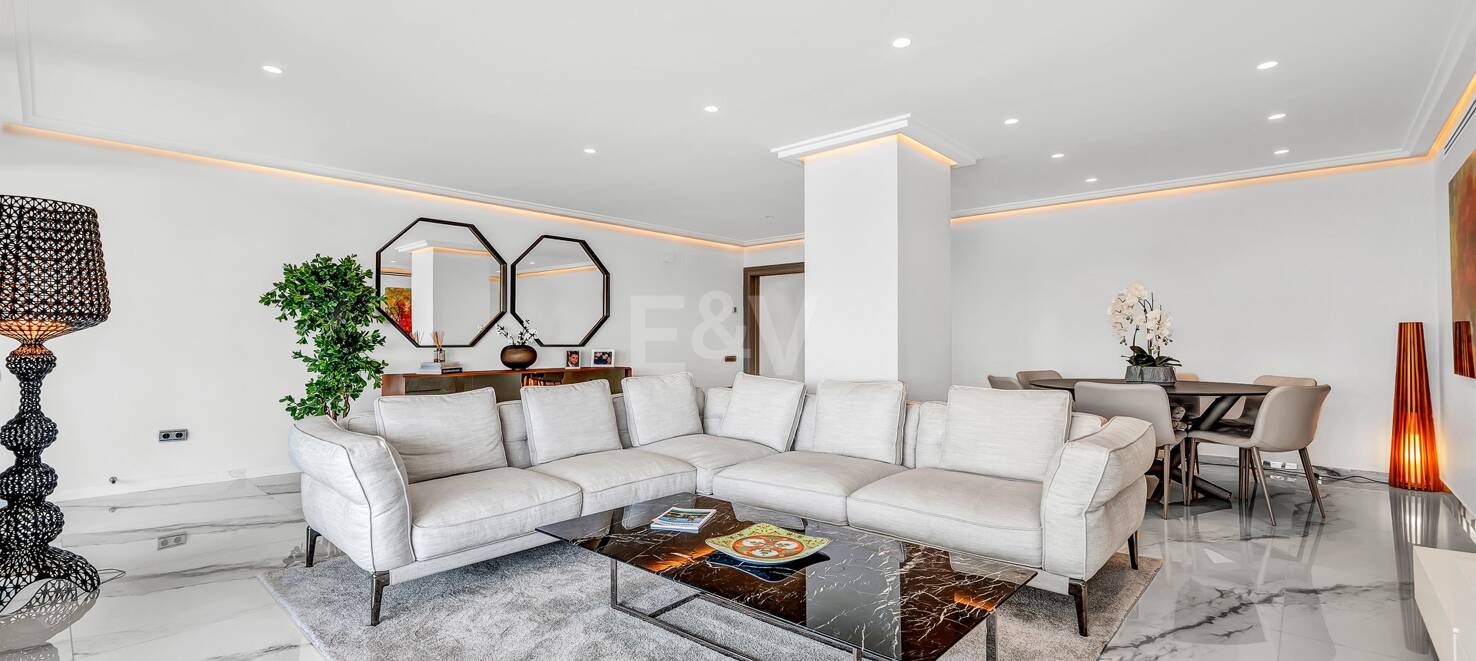 Luxurious Beachfront Apartment in the Prestigious Urbanisation Mare Nostrum