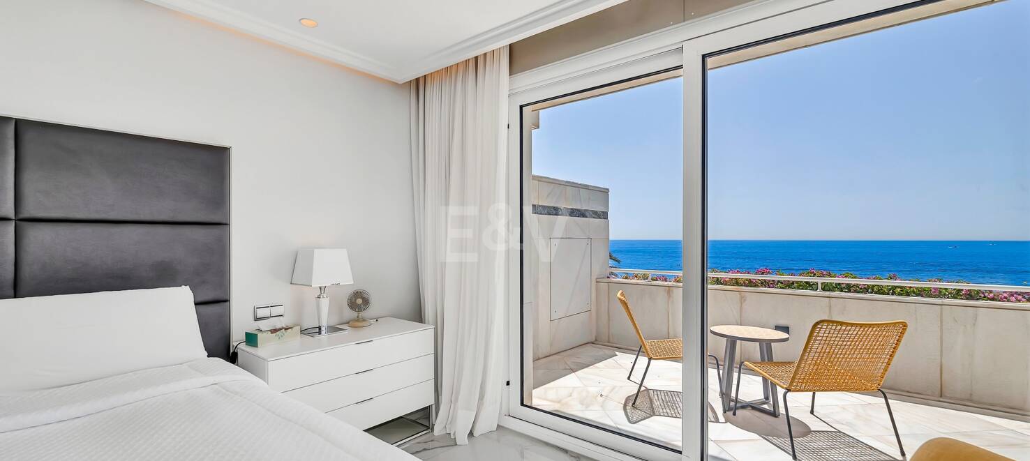 Luxurious Beachfront Apartment in the Prestigious Urbanisation Mare Nostrum