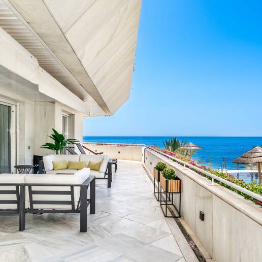 Luxurious Beachfront Apartment in the Prestigious Urbanisation Mare Nostrum