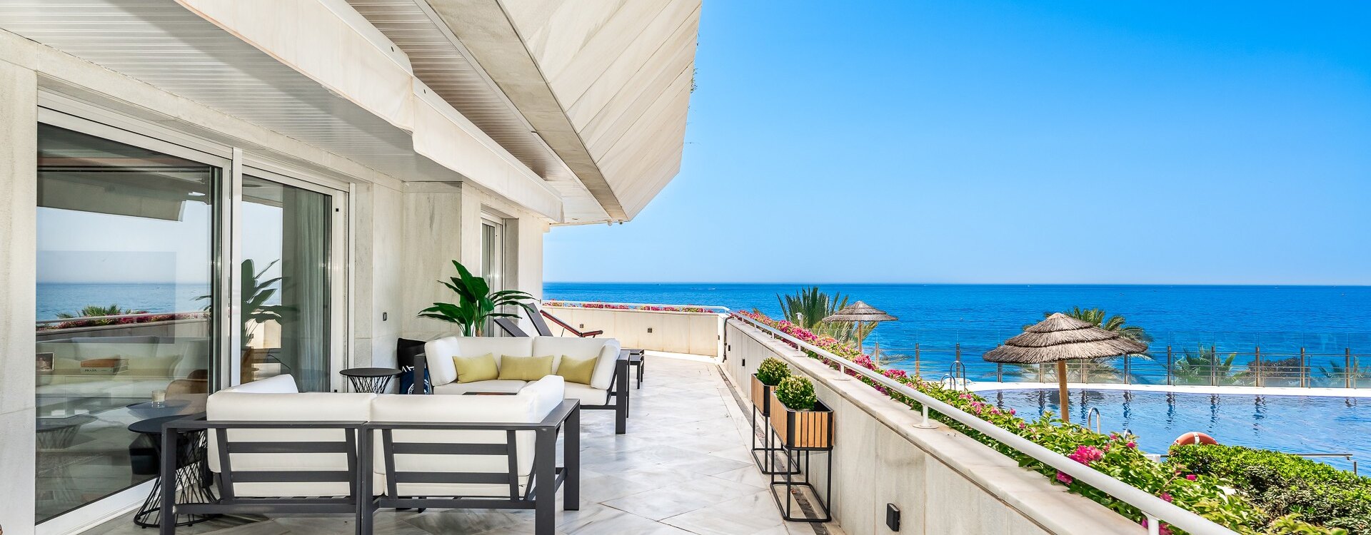 Luxurious Beachfront Apartment in the Prestigious Urbanisation Mare Nostrum