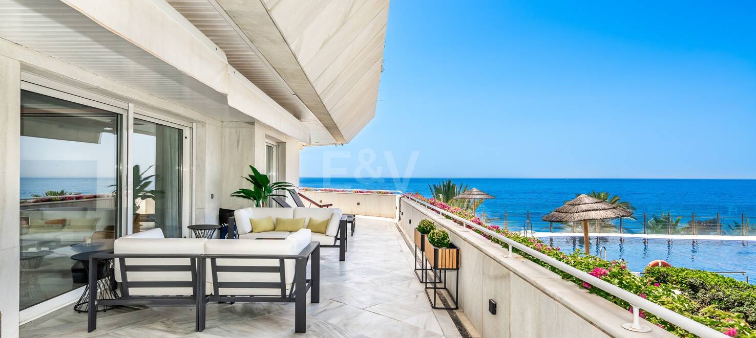Luxurious Beachfront Apartment in the Prestigious Urbanisation Mare Nostrum