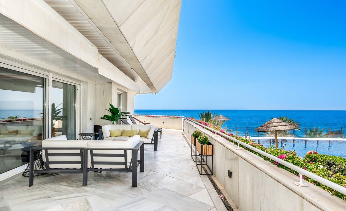 Luxurious Beachfront Apartment in the Prestigious Urbanisation Mare Nostrum
