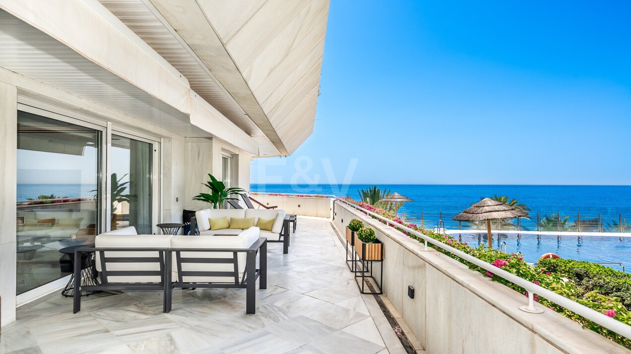 Luxurious Beachfront Apartment in the Prestigious Urbanisation Mare Nostrum