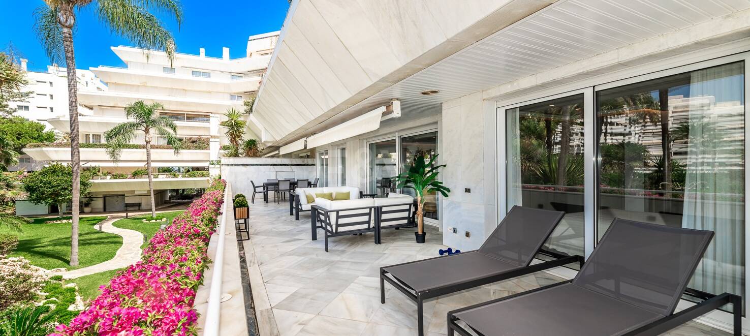 Luxurious Beachfront Apartment in the Prestigious Urbanisation Mare Nostrum
