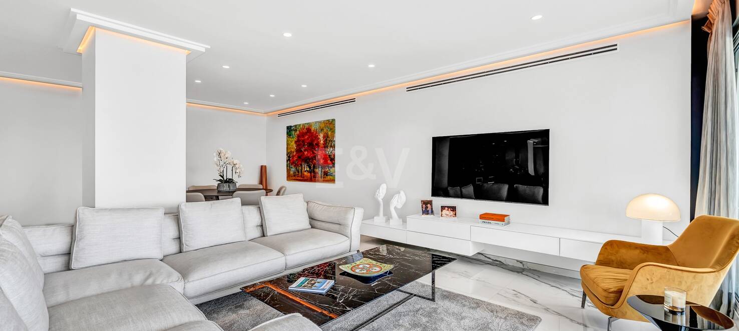 Luxurious Beachfront Apartment in the Prestigious Urbanisation Mare Nostrum