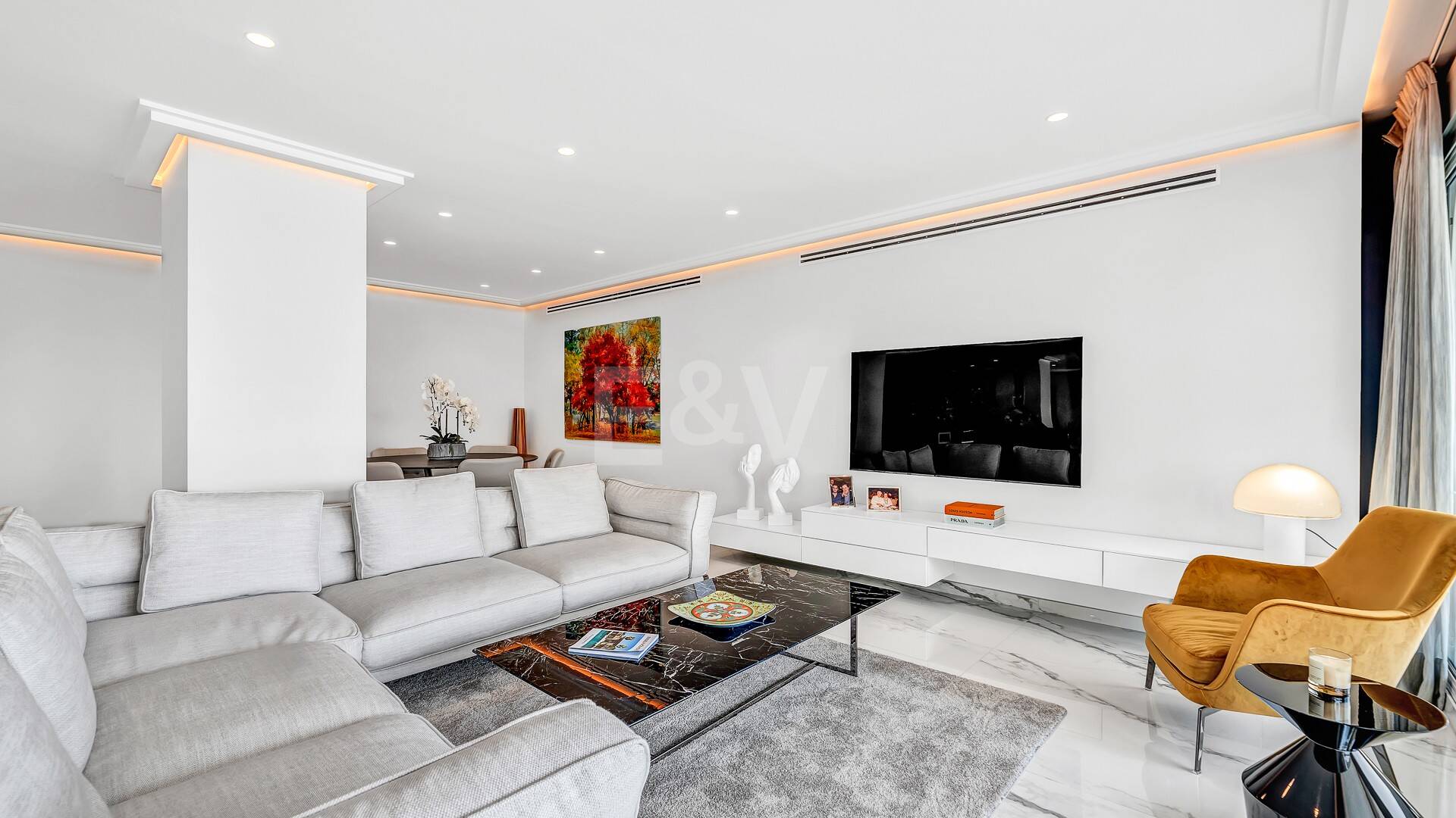 Luxurious Beachfront Apartment in the Prestigious Urbanisation Mare Nostrum