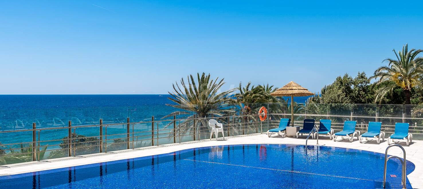 Luxurious Beachfront Apartment in the Prestigious Urbanisation Mare Nostrum
