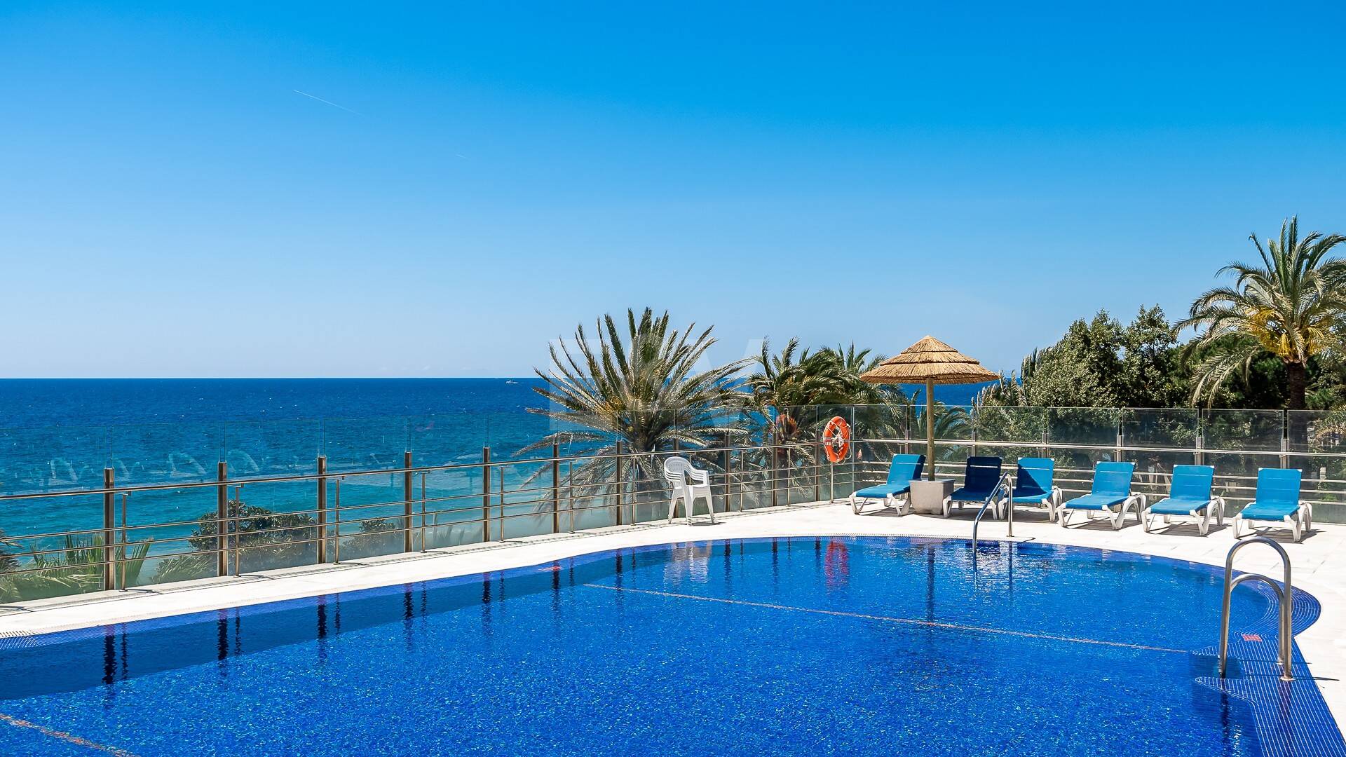 Luxurious Beachfront Apartment in the Prestigious Urbanisation Mare Nostrum