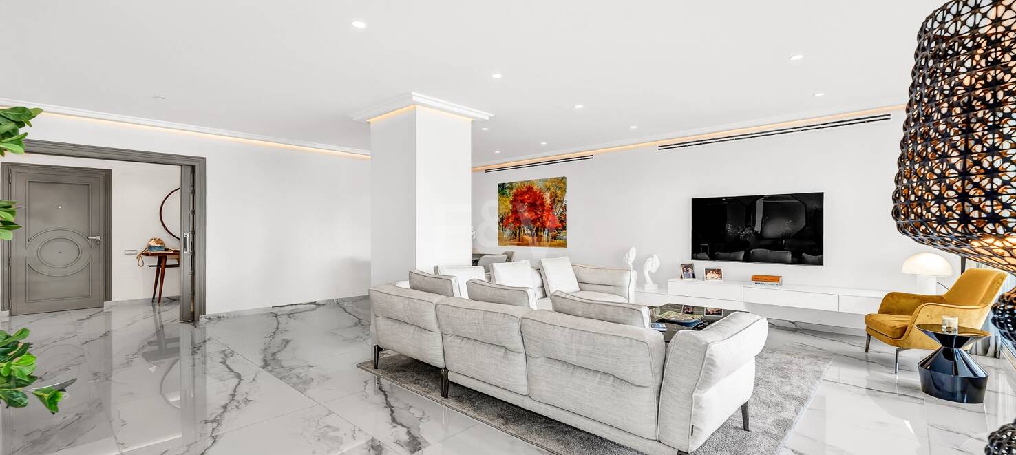 Luxurious Beachfront Apartment in the Prestigious Urbanisation Mare Nostrum