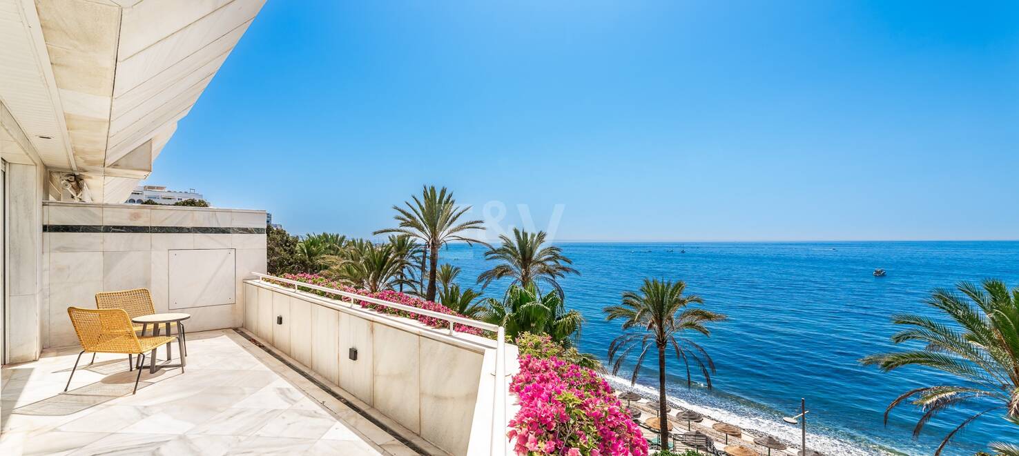 Luxurious Beachfront Apartment in the Prestigious Urbanisation Mare Nostrum