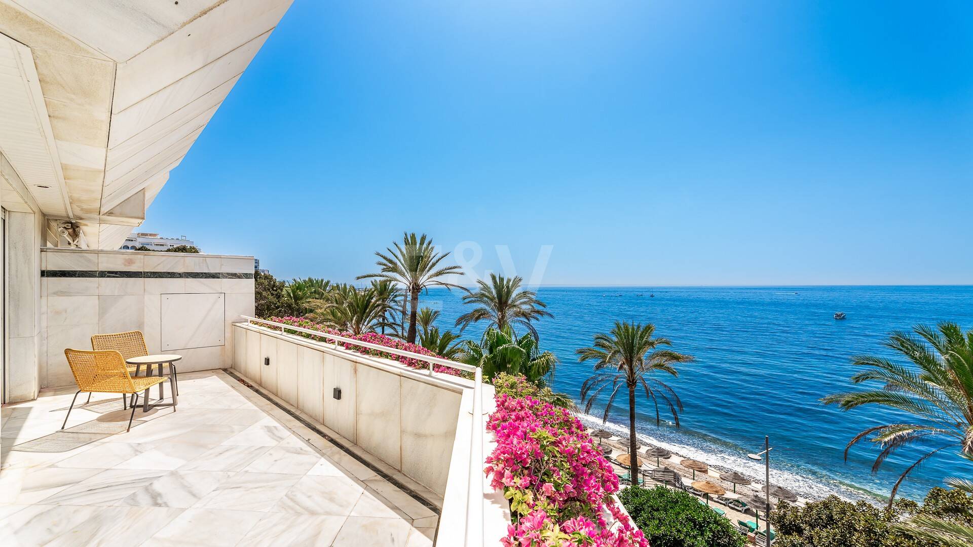 Luxurious Beachfront Apartment in the Prestigious Urbanisation Mare Nostrum