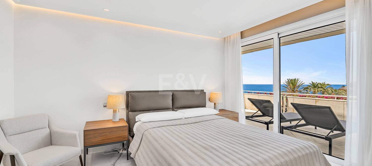 Luxurious Beachfront Apartment in the Prestigious Urbanisation Mare Nostrum