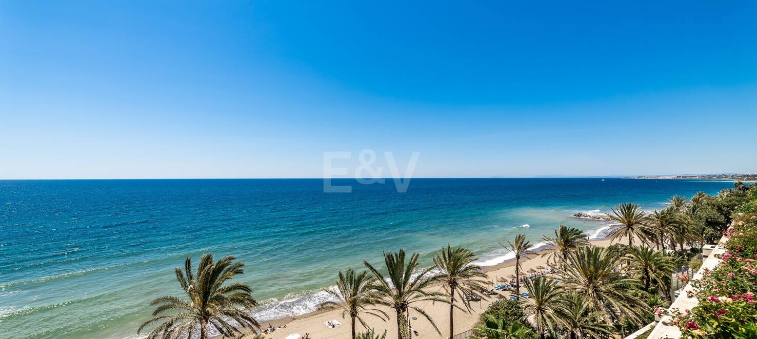 Luxurious Beachfront Apartment in the Prestigious Urbanisation Mare Nostrum