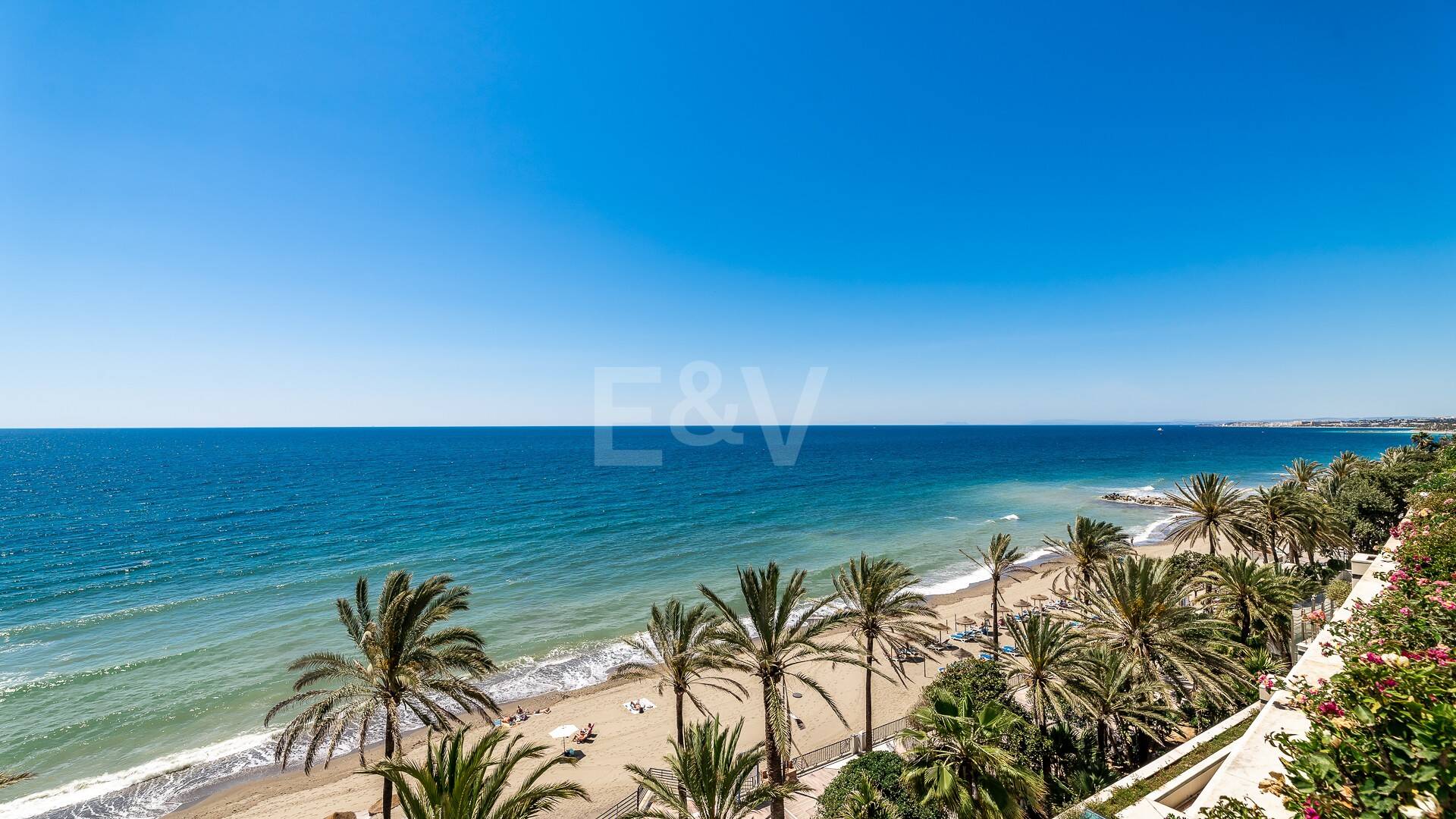 Luxurious Beachfront Apartment in the Prestigious Urbanisation Mare Nostrum