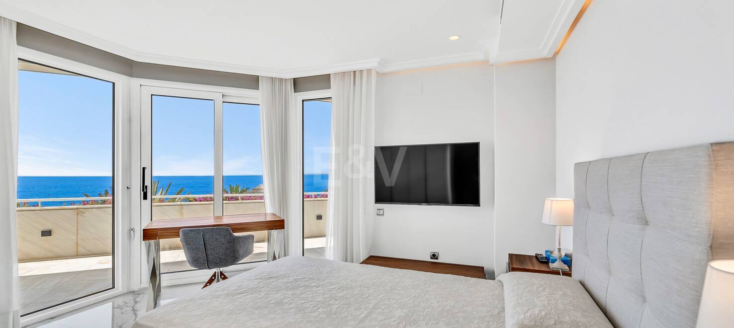 Luxurious Beachfront Apartment in the Prestigious Urbanisation Mare Nostrum