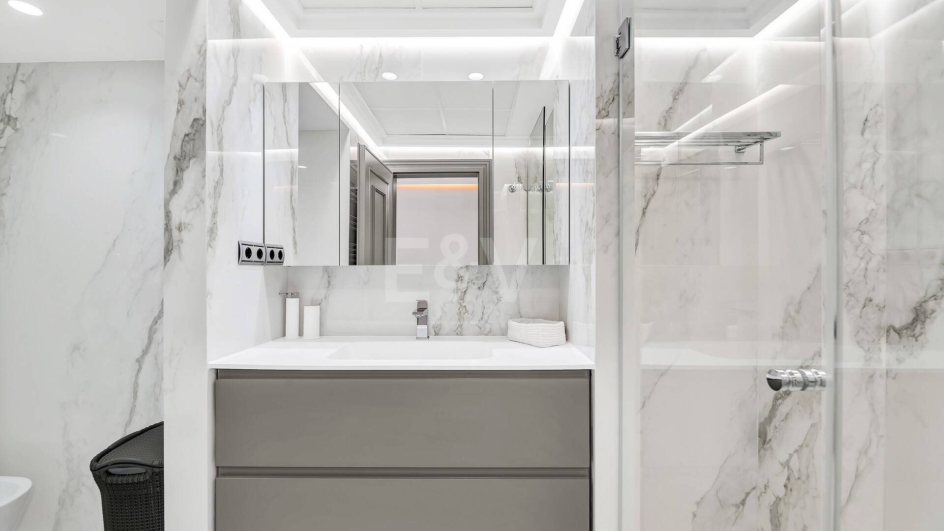 Luxurious Beachfront Apartment in the Prestigious Urbanisation Mare Nostrum