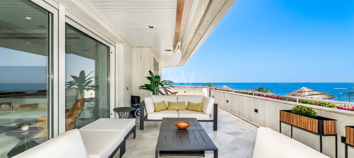Luxurious Beachfront Apartment in the Prestigious Urbanisation Mare Nostrum