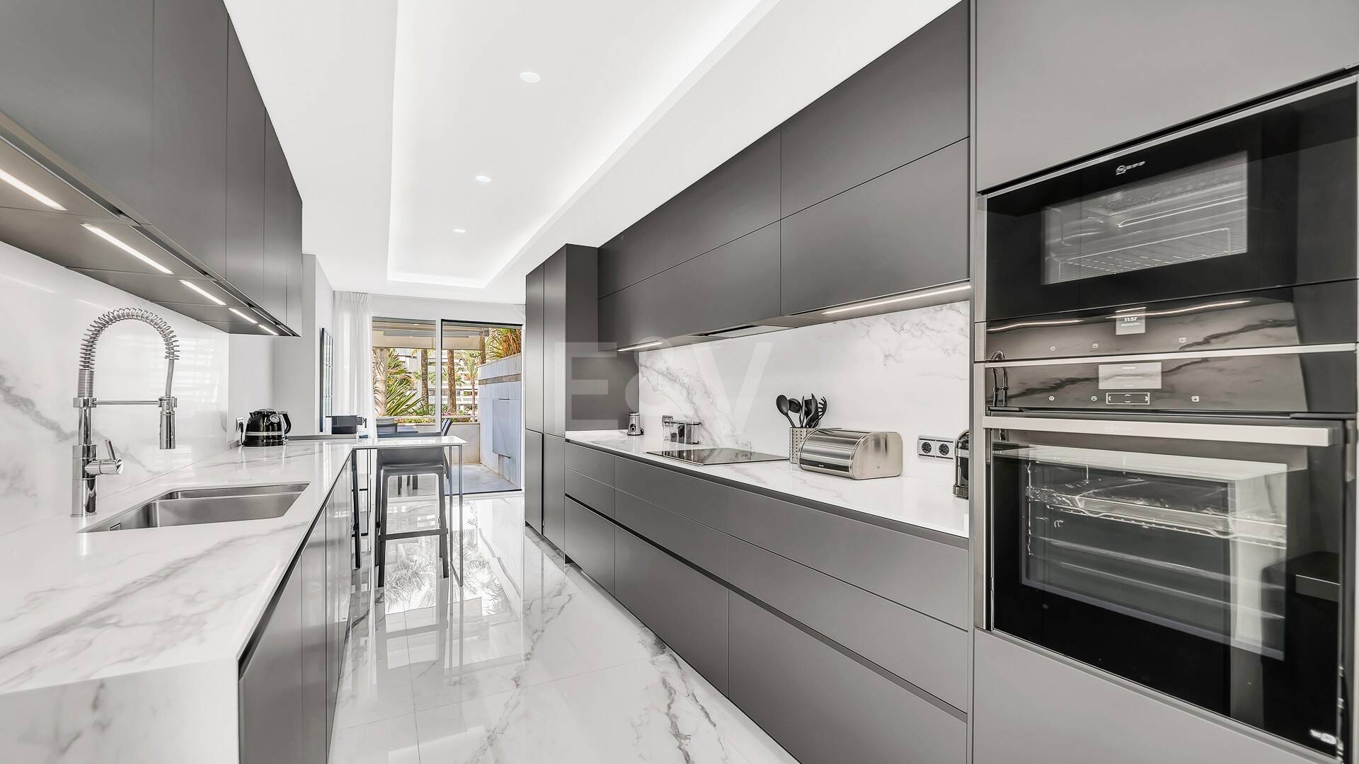 Luxurious Beachfront Apartment in the Prestigious Urbanisation Mare Nostrum