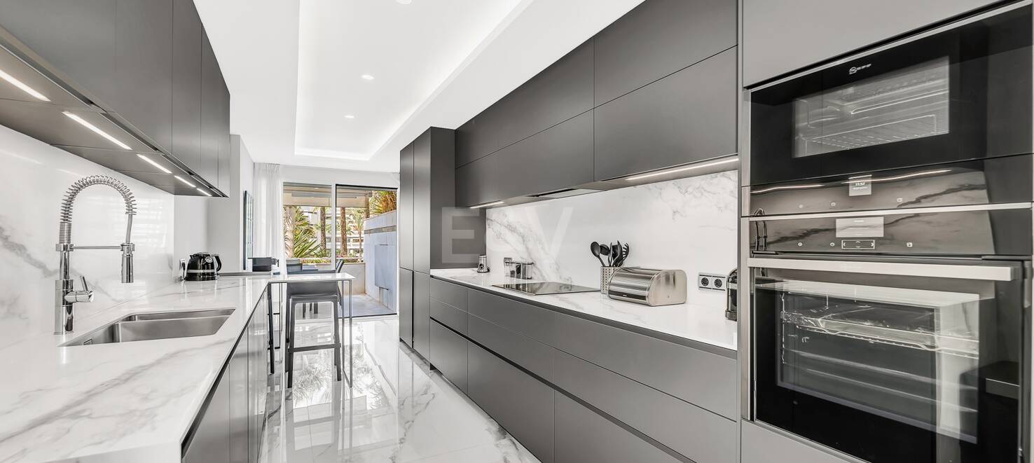 Luxurious Beachfront Apartment in the Prestigious Urbanisation Mare Nostrum