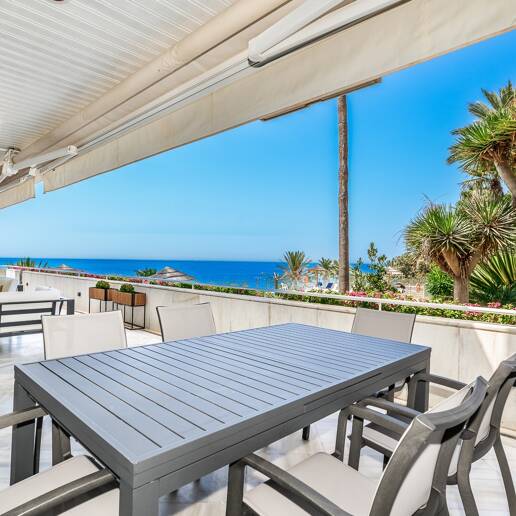 Luxurious Beachfront Apartment in the Prestigious Urbanisation Mare Nostrum
