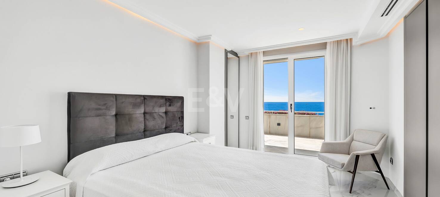 Luxurious Beachfront Apartment in the Prestigious Urbanisation Mare Nostrum