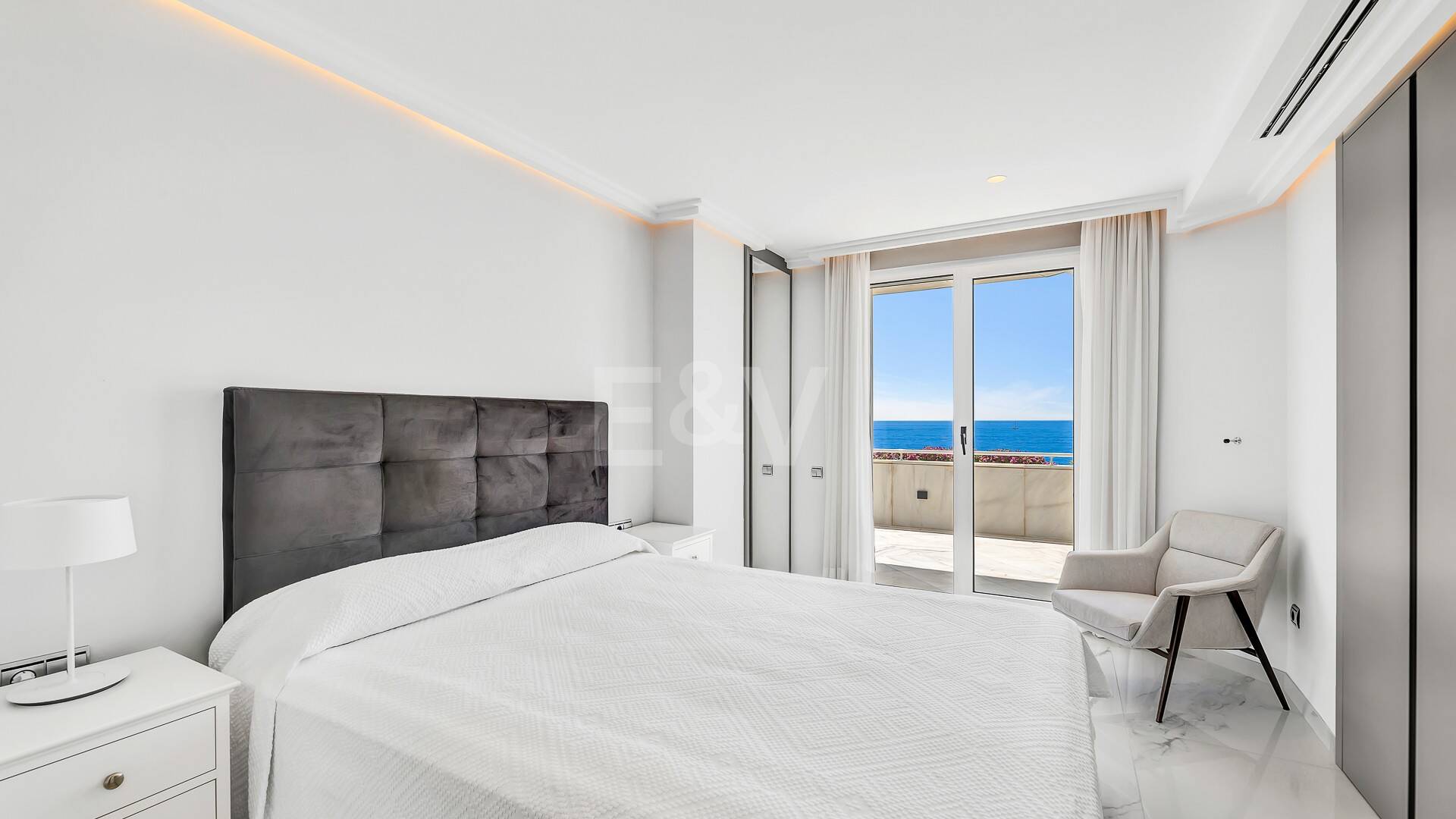 Luxurious Beachfront Apartment in the Prestigious Urbanisation Mare Nostrum