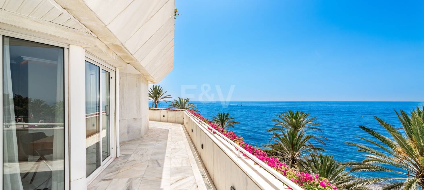Luxurious Beachfront Apartment in the Prestigious Urbanisation Mare Nostrum