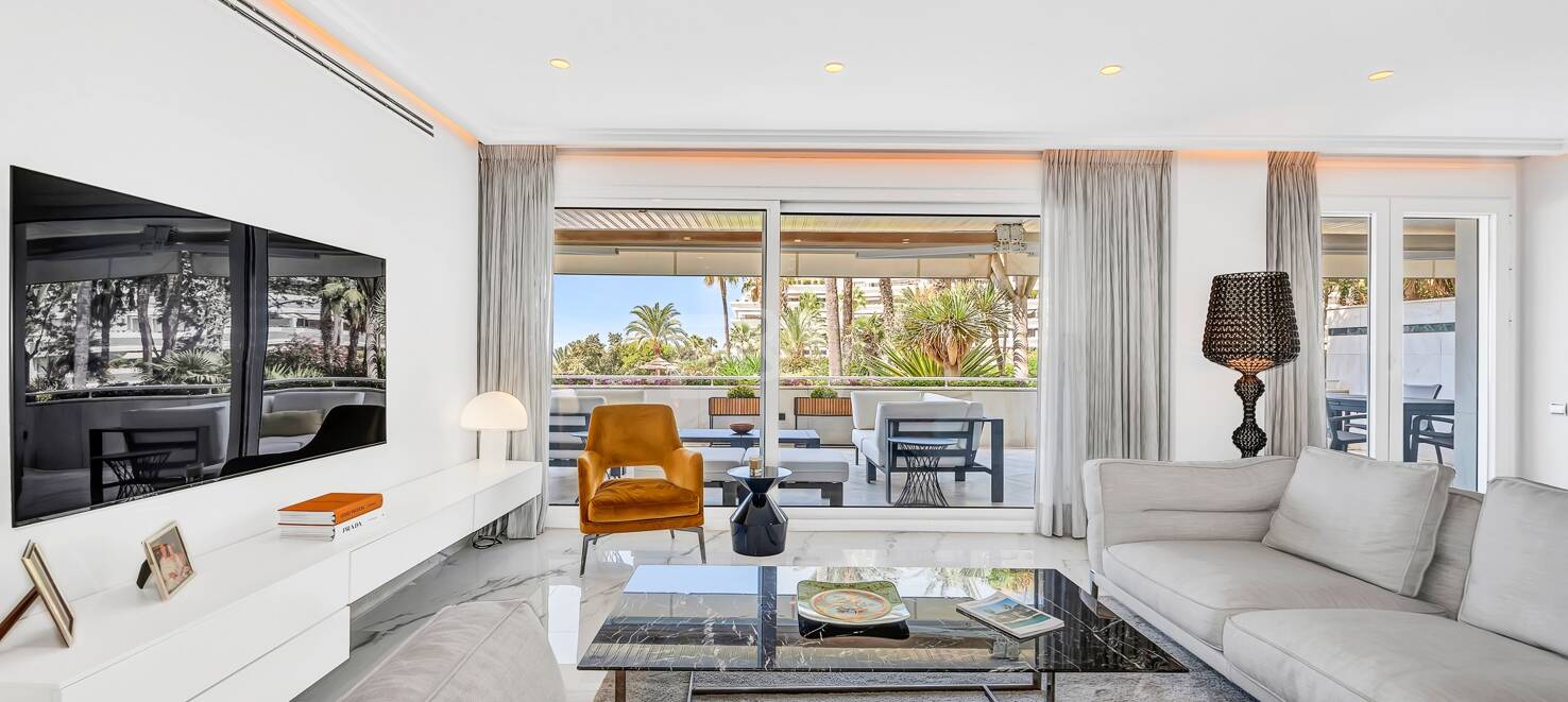Luxurious Beachfront Apartment in the Prestigious Urbanisation Mare Nostrum
