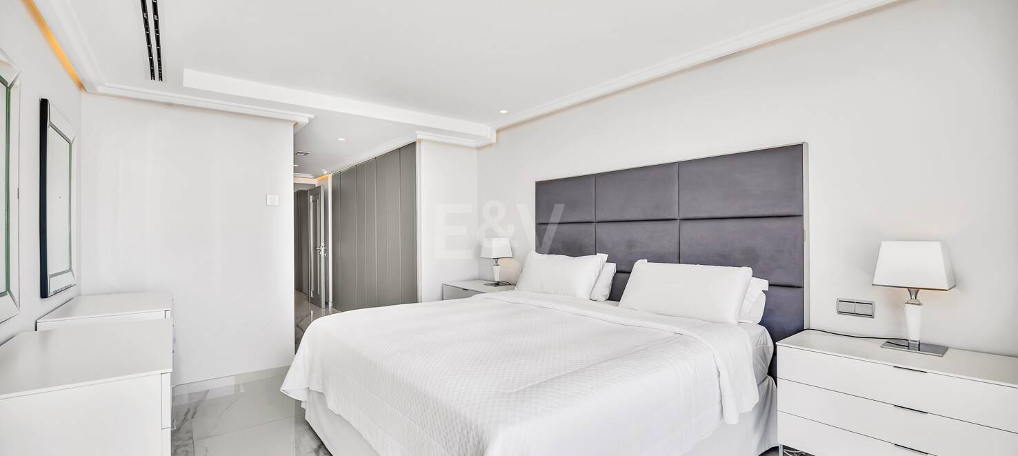 Luxurious Beachfront Apartment in the Prestigious Urbanisation Mare Nostrum