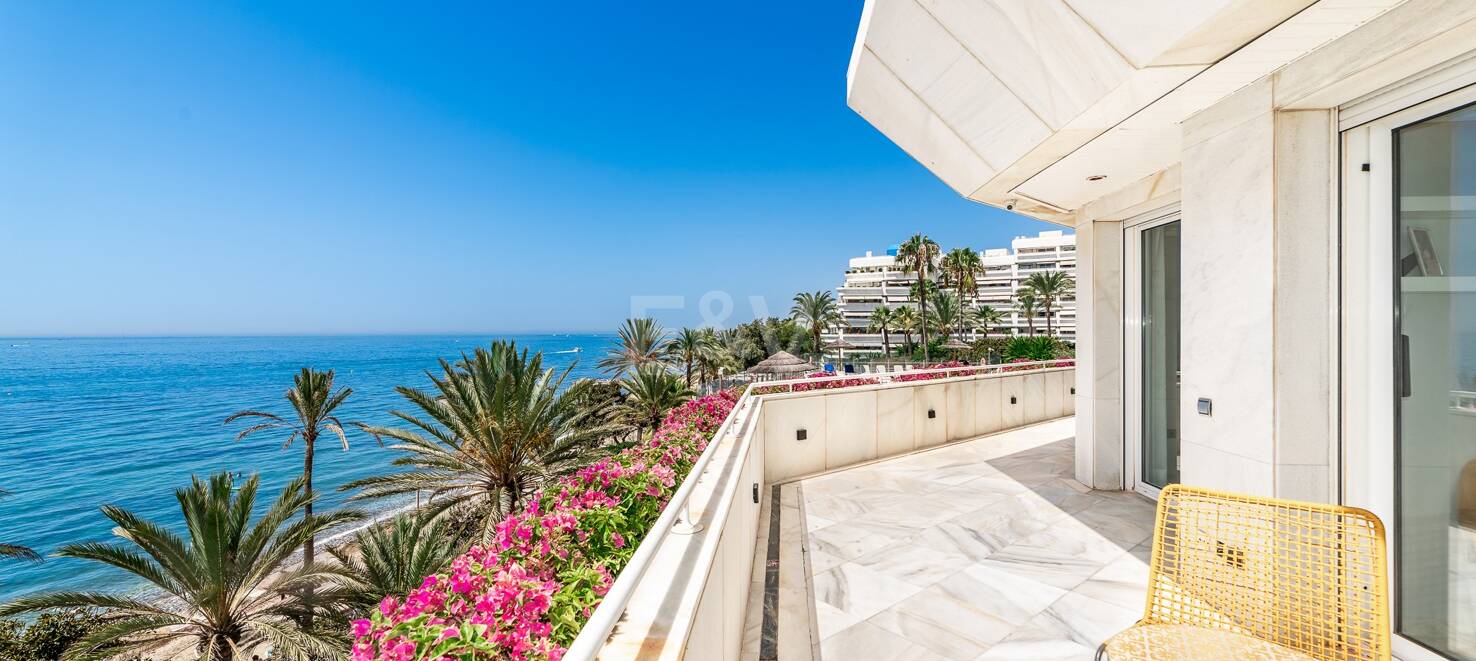 Luxurious Beachfront Apartment in the Prestigious Urbanisation Mare Nostrum