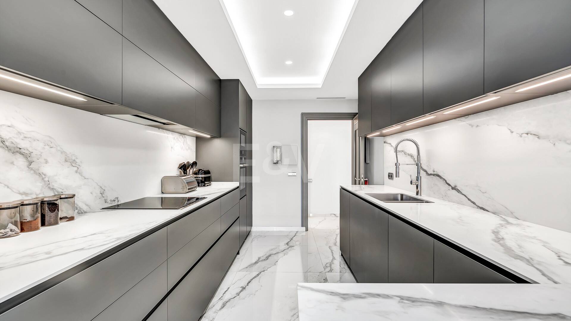 Luxurious Beachfront Apartment in the Prestigious Urbanisation Mare Nostrum