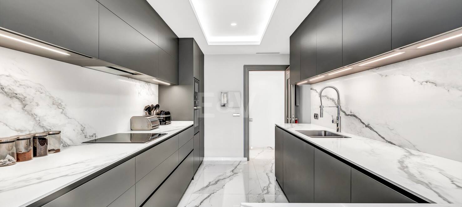 Luxurious Beachfront Apartment in the Prestigious Urbanisation Mare Nostrum