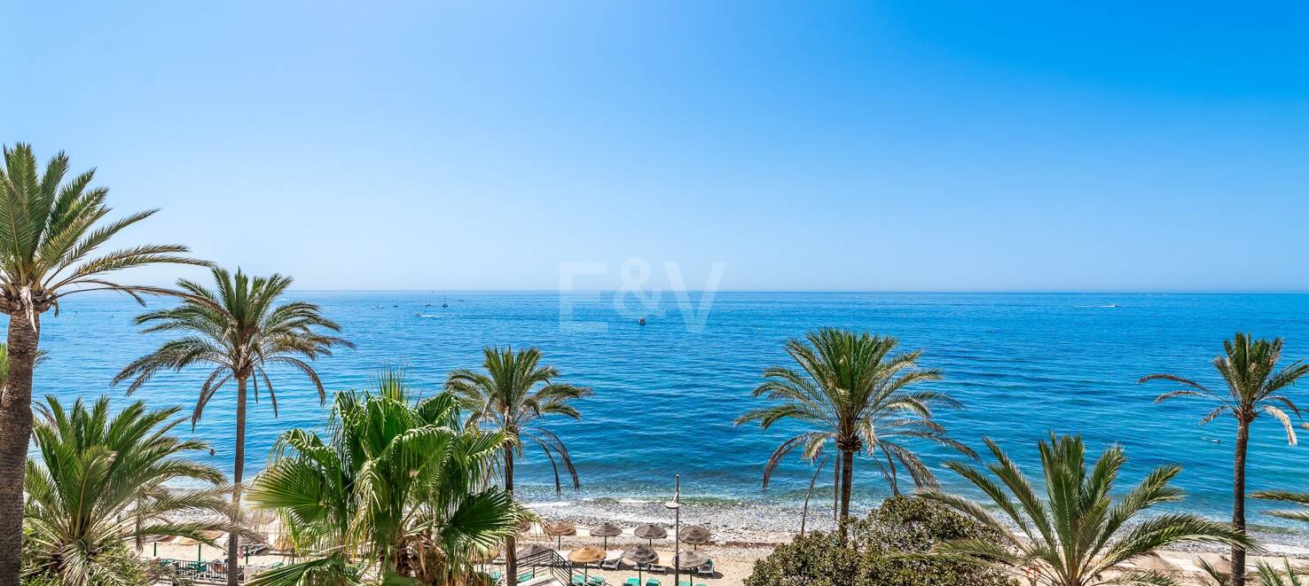 Luxurious Beachfront Apartment in the Prestigious Urbanisation Mare Nostrum