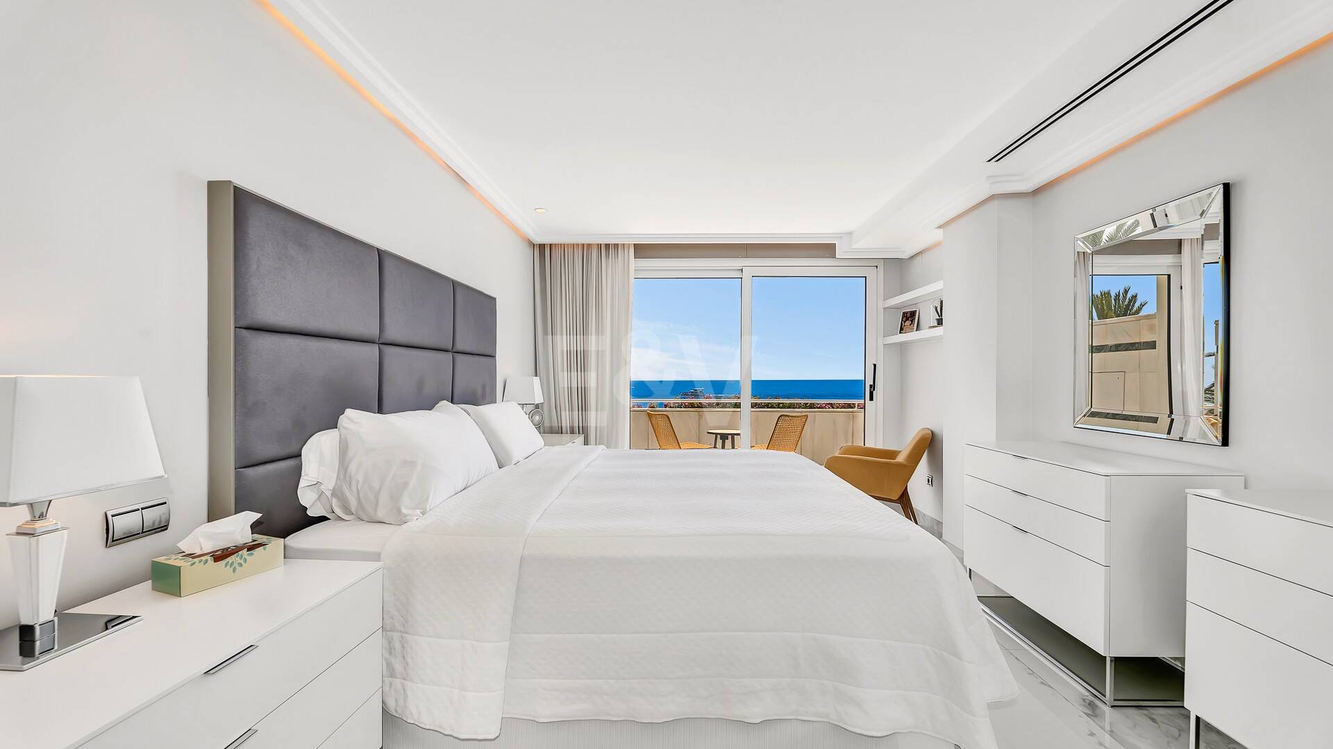 Luxurious Beachfront Apartment in the Prestigious Urbanisation Mare Nostrum