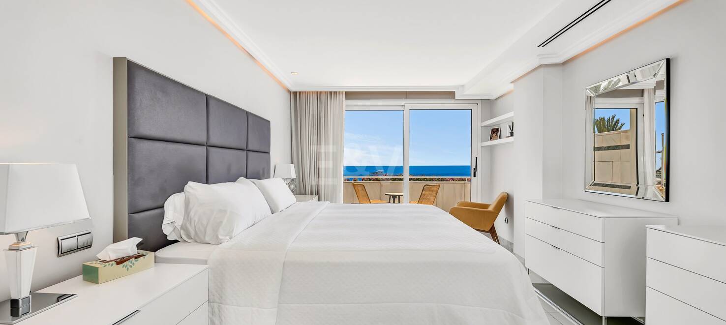 Luxurious Beachfront Apartment in the Prestigious Urbanisation Mare Nostrum