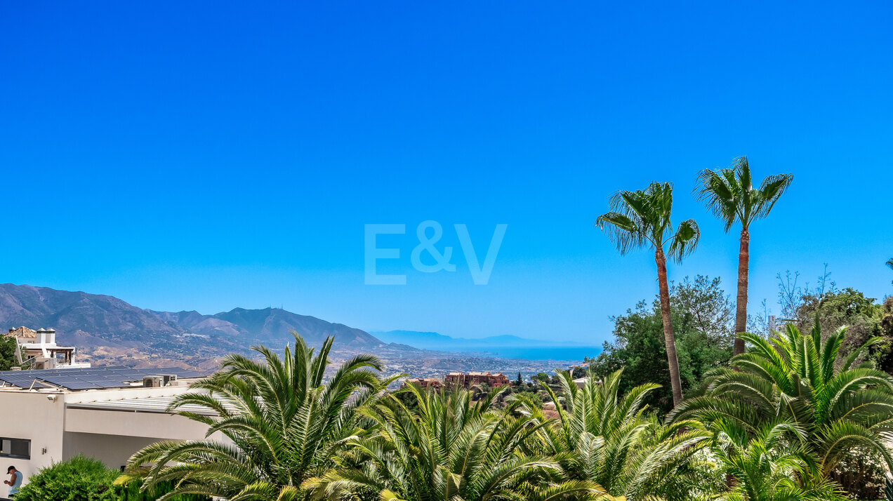 Erdgeschosswohnung mit großer Terrasse in La Mairena mit Meer- und Bergblick in La Mairena