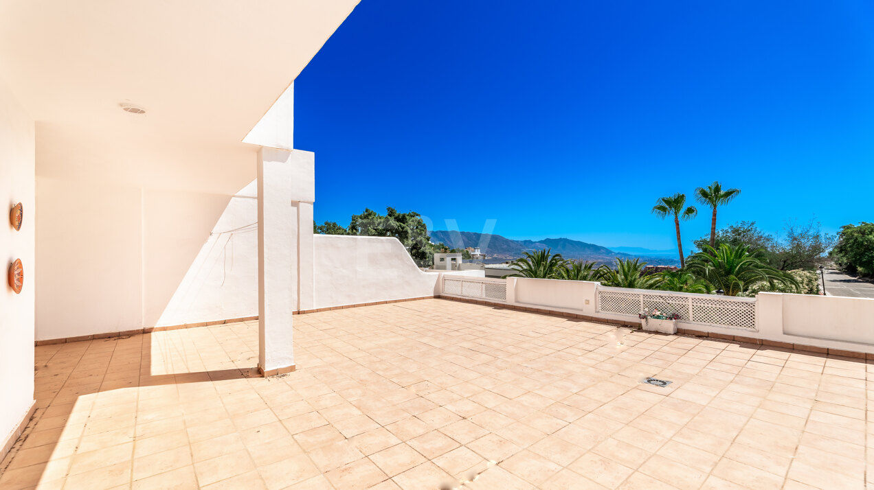 Erdgeschosswohnung mit großer Terrasse in La Mairena mit Meer- und Bergblick in La Mairena