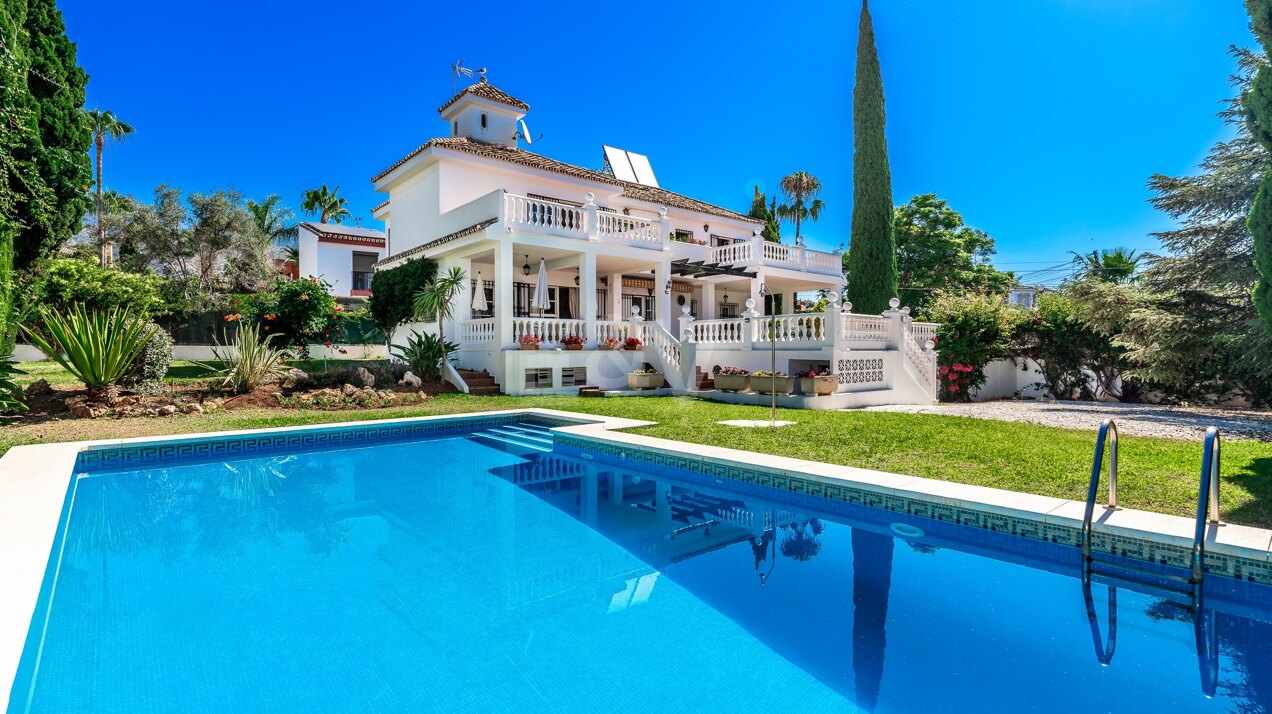 Charmante Villa mit Meerblick in Valdeolletas, nördlich von Marbella Zentrum